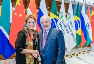 Com presença de Lula, Dilma toma posse como presidente do Banco dos Brics em Xangai