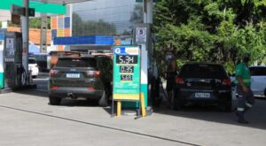 Membros da Opep anunciam corte na produção de petróleo e podem impactar preços de combustíveis no Brasil