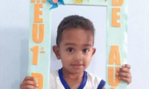 Criança morre vítima de choque elétrico enquanto segurava celular conectado à tomada