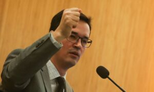 Deltan fala em “canetada” e chama cassação de mandato pelo TSE de “vingança sem precedentes”