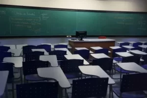 Novo ensino médio segue indefinido e longe das salas de aula