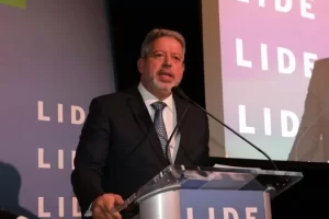 Lira cobra que Lula deixe de “gastar energia” com pautas ideológicas