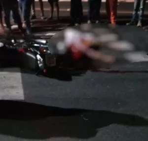 Acidente entre moto e carro deixa pai morto e filha ferida na PE-270 em Itaíba