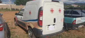 Ambulância com licenciamento e multas atrasados é apreendida ao fazer ultrapassagem proibida sem estar com paciente dentro