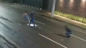 Após ser espancada por seguranças de boate, jovem é deixada na rua e morre atropelada