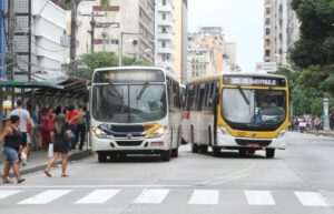 Adolescente se pendura na porta de ônibus, se desequilibra e morre atropelado