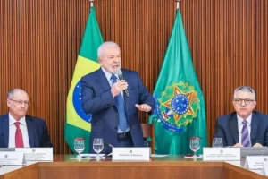 Lula vai conversar com partidos que têm ministérios para cobrar apoio