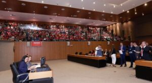 Deputados conseguem adiar decisão sobre aumento dado por RAQUEL LYRA aos professores