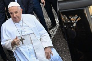 Papa Francisco recebe alta nove dias após cirurgia no intestino