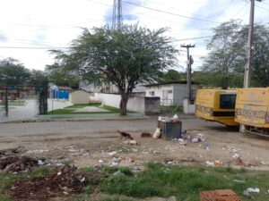 Lixo e fedentina tomam conta do centro de Calçado
