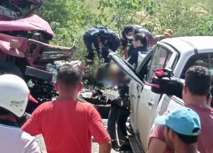 Acidente envolvendo transporte alternativo deixa 15 pessoas feridas e 4 mortas na PE-160
