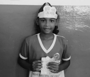 Menina de 7 anos morre após pegar celular carregando em tomada, em Paudalho