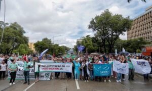 Em estado de greve, auxiliares e técnicos de enfermagem de Pernambuco fizeram ato no Recife