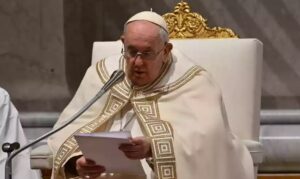 Papa celebra o Angelus diante de milhares de fiéis após sua operação