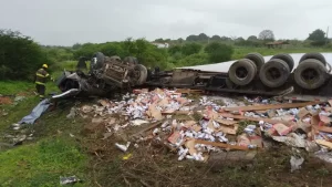 Tombamento de carreta deixa um morto e um ferido na AL-115