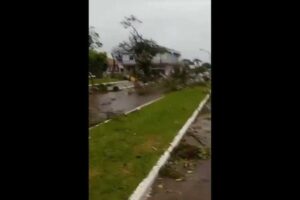 Com ventos de até 100 km/h, ciclone causa estragos em 29 municípios do RS