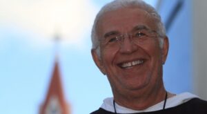 Investigado após denúncia de estupro, padre Airton Freire passa por problema grave de saúde e é transferido para hospital no Recife