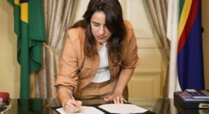 Raquel Lyra sanciona lei que institui programa de distribuição gratuita de absorventes