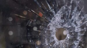 Sequência de tiros assusta moradores de Setúbal, no Recife; bala atingiu apartamento