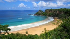 Praia do Sancho, em Fernando de Noronha, é eleita uma das 39 mais bonitas do mundo