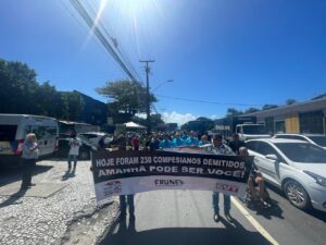 Funcionários da Compesa realizam ato contra 230 demissões