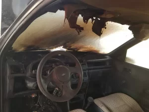 Homem morre após carro pegar fogo com ele dentro na garagem de casa