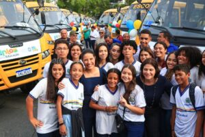 Raquel Lyra faz gesto apartidário ao reunir 70 prefeitos na entrega de ônibus escolar