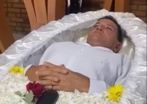Com banda, caixão e cortejo, homem celebra aniversário de 60 anos com simulação de velório