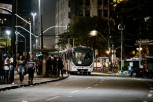 Lei garante passe livre em ônibus a acompanhante de pessoas com autismo em Pernambuco