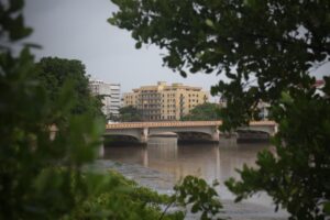 Sexta-feira começa com muita chuva e pontos de alagamento no Recife e na RMR