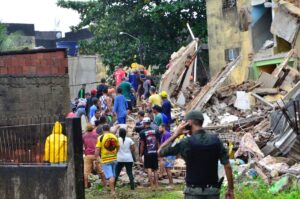 Prédio desaba no Janga, em Paulista; Bombeiros dizem que há várias vítimas