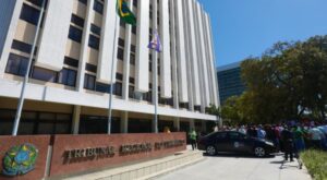 Justiça manda patroa indenizar babá que era obrigada a enrolar cigarros de maconha