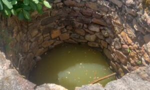 Vizinho é preso após jogar bebê dois meses em cacimba; suspeito teria se incomodado com choro da menina