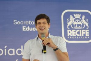 “Eu aprendi com meu pai a fazer política com convicção, com lealdade”, afirma o prefeito João Campos