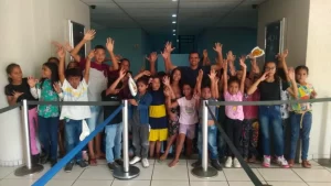 Prefeitura de Jupi leva alunos do PETI ao cinema