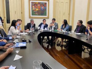 Governo do Estado se reúne com prefeitos para dialogar sobre o Descomplica PE