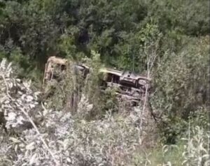 Ônibus escolar capota no interior de Pernambuco e deixa feridos