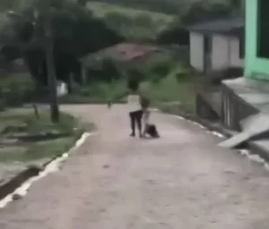 Mãe é filmada arrastando filho de 4 anos pela rua e é detida pela polícia