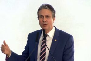 Governo anuncia internet em todas as escolas públicas até 2026