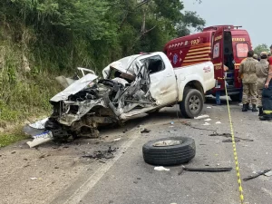 Acidente envolvendo carro, caminhão e ônibus com 27 passageiros deixa dois mortos na BR-104 em Agrestina