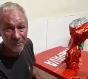 Câmera de segurança flagra momento em que homem é morto a pauladas e pedradas em Belo Jardim