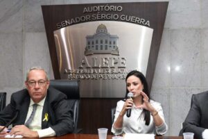 Presidente da Amupe ouve reclamações de prefeitos durante encontro na Assembleia
