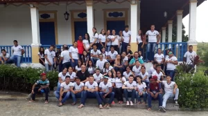 Alunos fazem corredor humano para homenagear professor em último dia de aula: ‘me senti como um pai que recebe o carinho dos filhos’