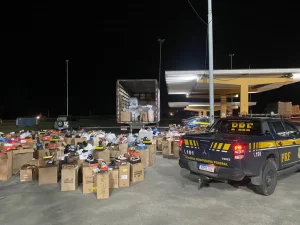 Carga com 18,2 mil réplicas de calçados e bolsas é apreendida na BR-232 em São Caetano