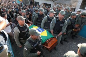 Enterro de policiais militares mortos em Camaragibe é marcado por comoção e revolta