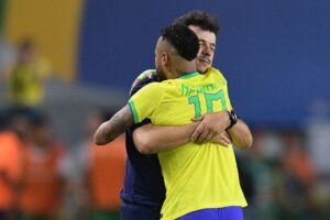 Brasil goleia na estreia das Eliminatórias, em noite de estreia de Diniz e recorde de Neymar