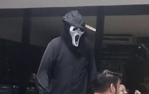 Aluno fantasiado de Pânico assusta colegas e causa correria em universidade no Recife