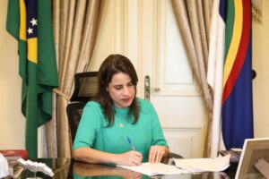 Raquel sanciona leis de apoio financeiro para transporte escolar e abertura de novas creches