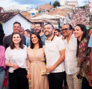 Jupi: Acompanhado de Marília Arraes, Jeffeton Monteiro participa da procissão de Nossa Senhora do Rosário