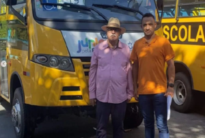 Calçado é contemplado com ônibus escolar